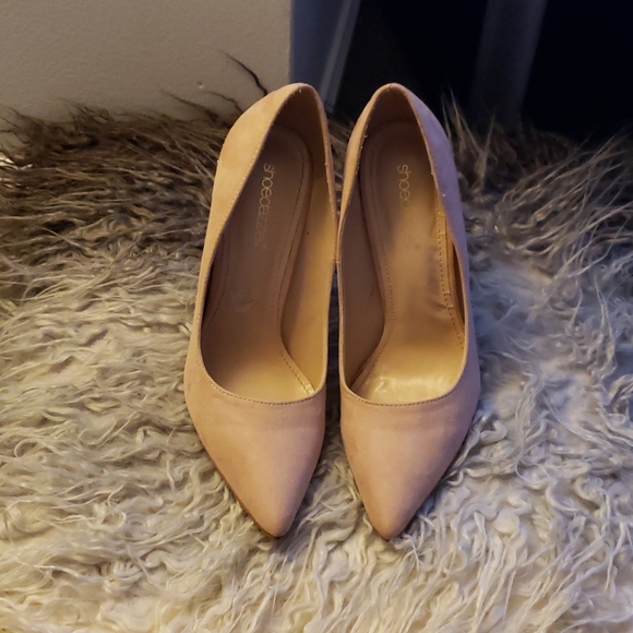 Pumps/ heels - Picture 3 of 3